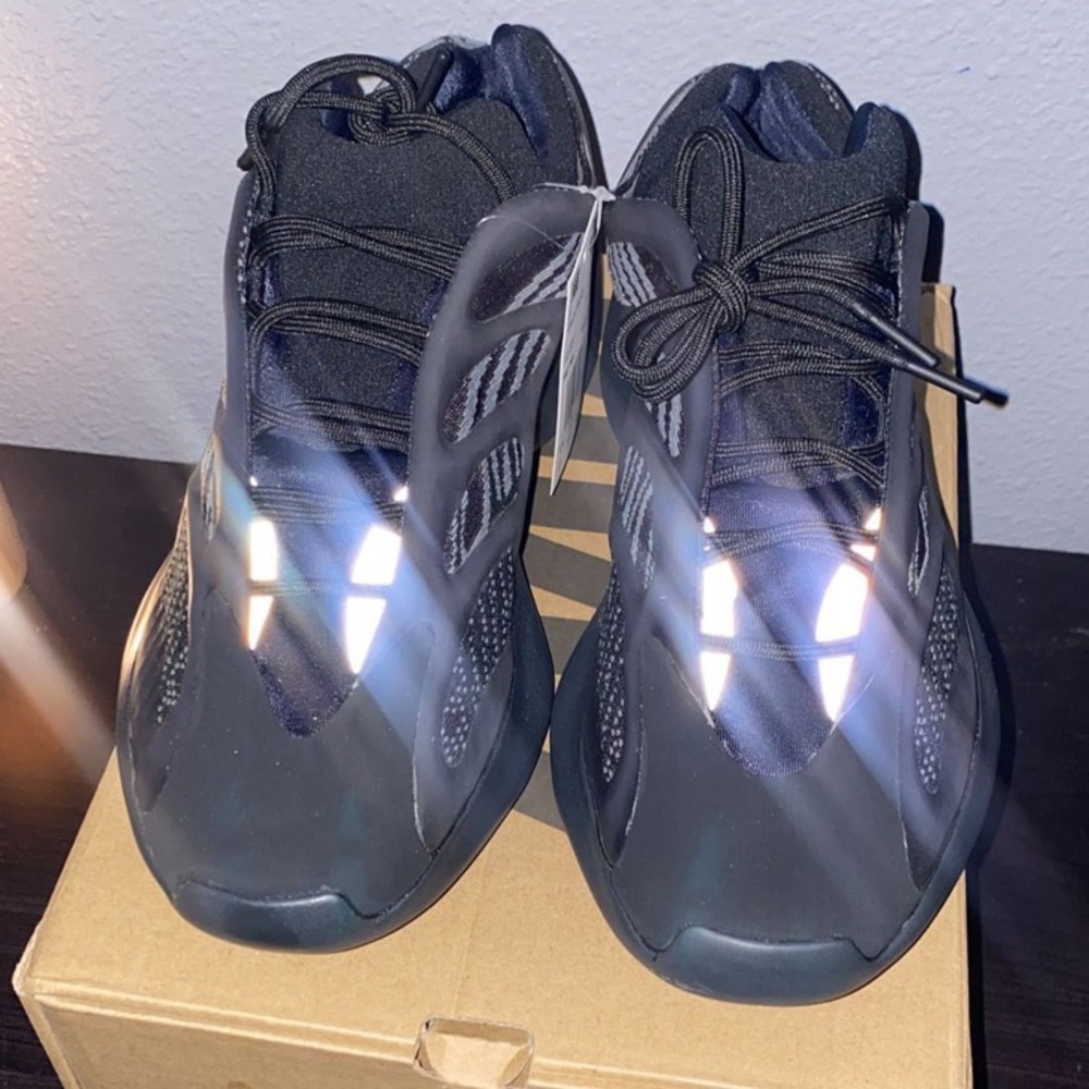 Adidas Yeezy 700 v3
